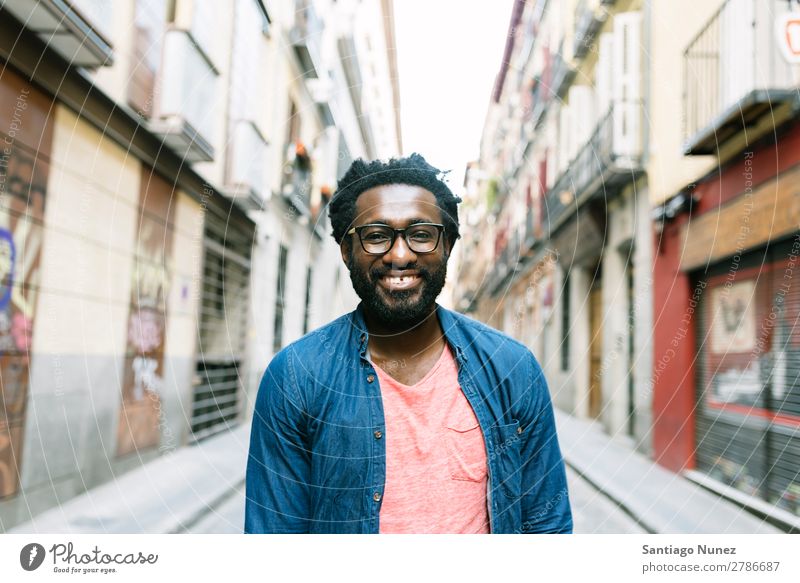 Gutaussehender junger afrikanischer Mann auf der Straße. Afrikanisch Lifestyle hören schwarz Amerikaner Stadt Porträt gutaussehend stehen Schickimicki