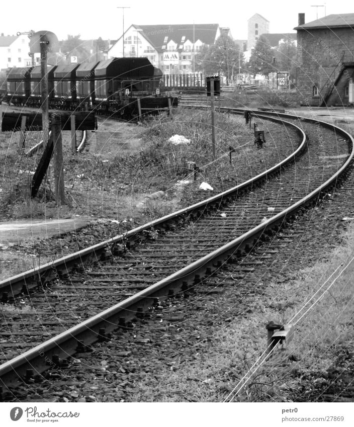 Abstellgleis Gleise Eisenbahnwaggon Bauschutt trist Verkehr Prellbock Bahnhof Kabel Schwellen Industriefotografie