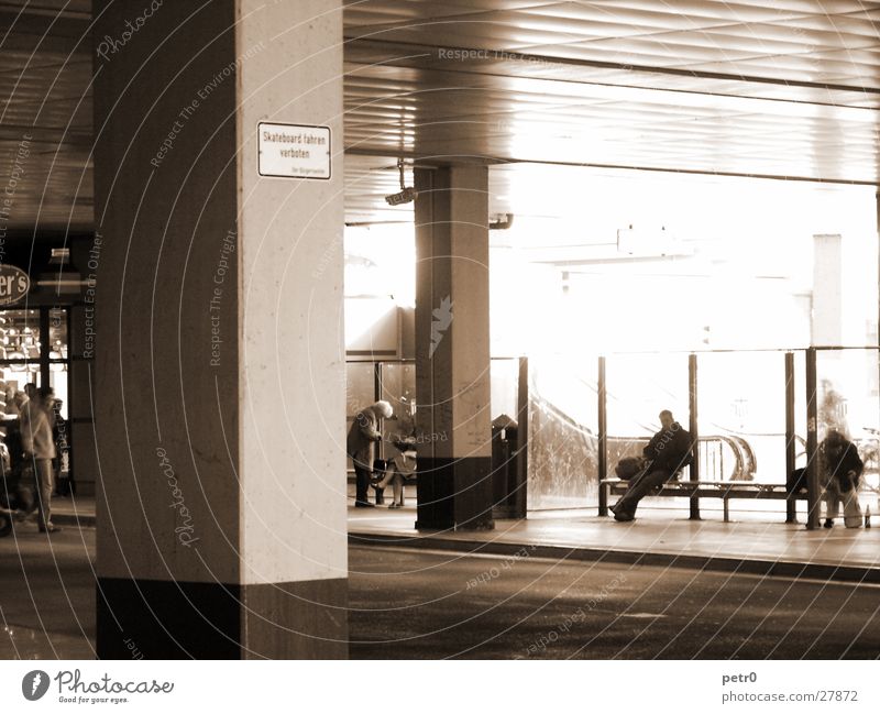 Busbahnhof Beton Licht Säule Asphalt Rolltreppe Architektur Mensch Schatten Kontrast trist Schilder & Markierungen Station Alltagsfotografie
