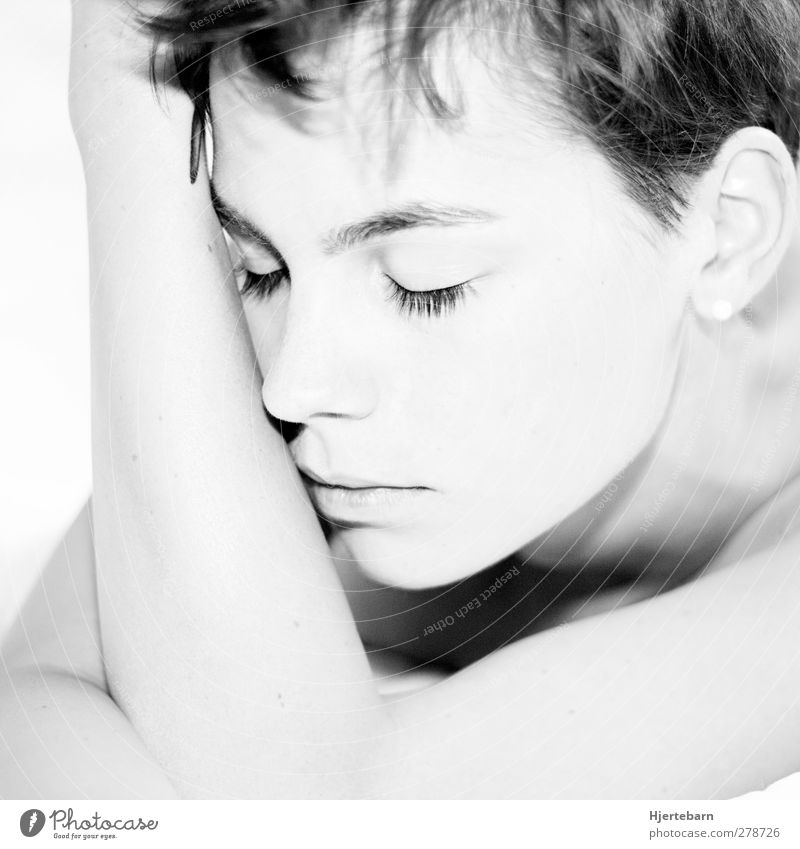 Pure White Mensch feminin Junge Frau Jugendliche 1 18-30 Jahre Erwachsene Erholung genießen träumen hell Erotik weiß Schwarzweißfoto Studioaufnahme Akt