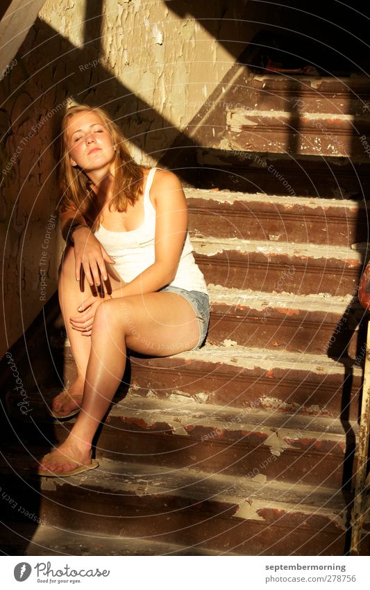 Friedlich feminin Jugendliche 1 Mensch Treppe sitzen Warmherzigkeit Erholung Innenaufnahme Licht Schatten Sonnenlicht