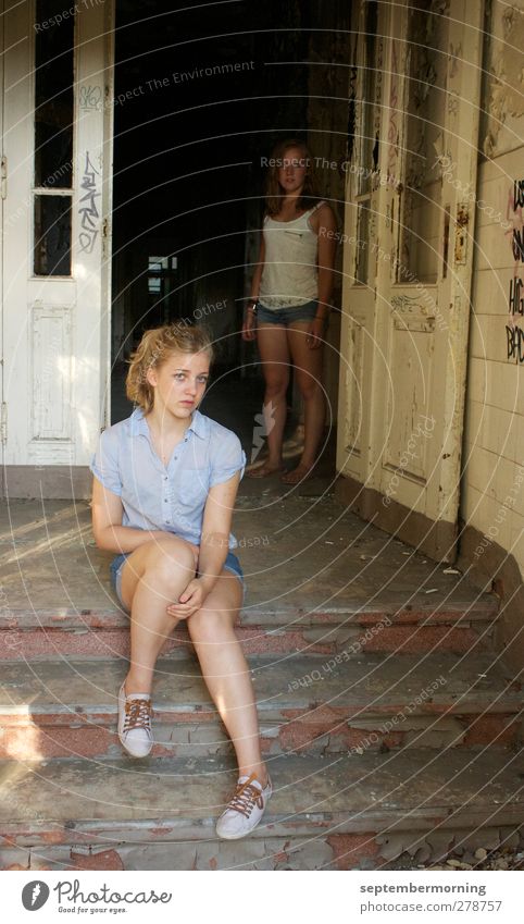 im alten Haus feminin Jugendliche 2 Mensch 18-30 Jahre Erwachsene Treppe Tür beobachten sitzen stehen Gefühle geheimnisvoll Vergangenheit Vergänglichkeit