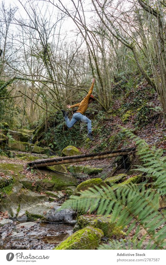 Mann springt über den Bach im Wald springen Spanien gorgues de la garrotxa Katalonien strömen Wasser Natur Freizeit & Hobby Aktion Lifestyle lässig Stil
