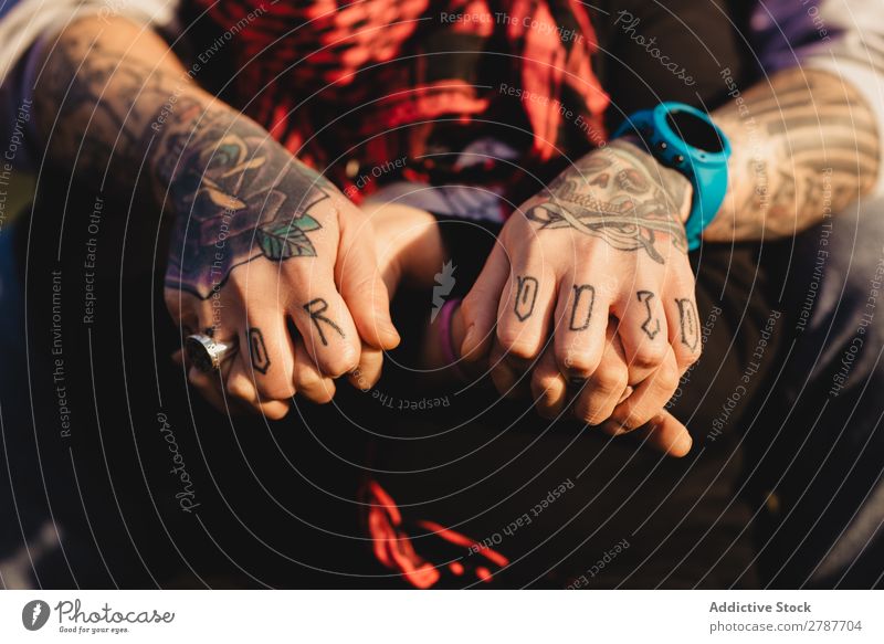 Mann in Tätowierungen hält Hände von Frau Paar Händchenhalten Tattoo Ring beobachten Schal Wetter Sonnenstrahlen rot Jugendliche Schickimicki umarmend Zeit