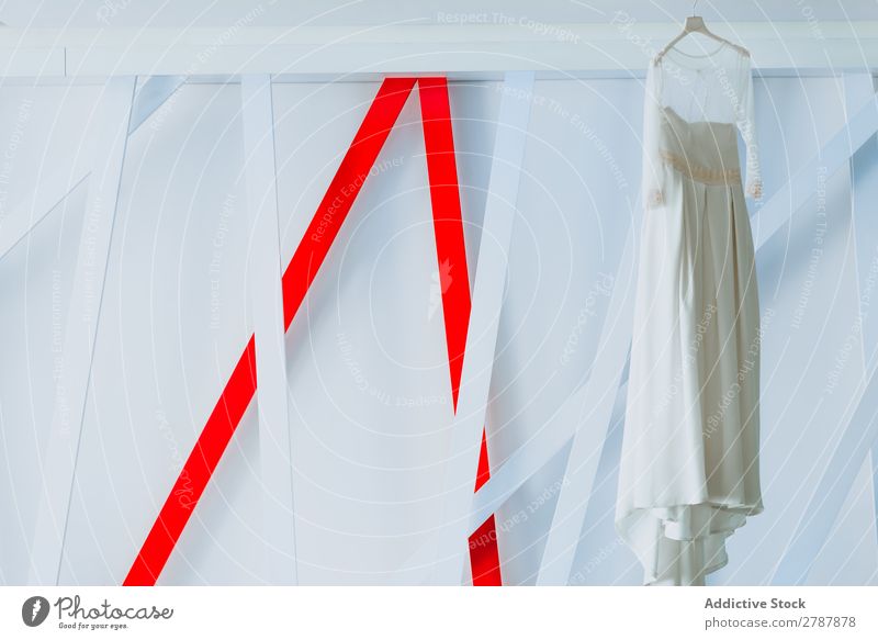 Hochzeitskleid hängend am Kleiderbügel hochzeitlich Mode schön elegant weiß erhängen Entwurf Licht Dekoration & Verzierung abstrakt Wand Feste & Feiern Design