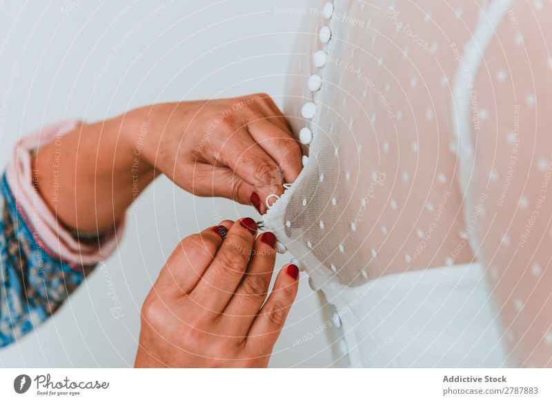 Frau knöpfte das Brautkleid an der Dame zu. Hochzeit Kleid zuknöpfend Hand Jugendliche Rücken schön weiß elegant Feste & Feiern Vorbereitung Hilfsbereitschaft
