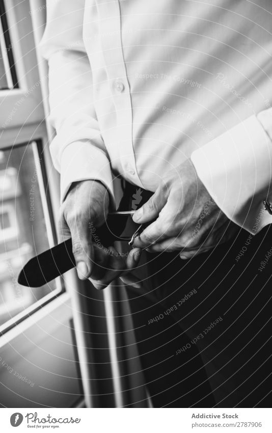 Mann knöpfender Gürtel an der Hose Hand Leder schwarz Fenster Stil Bekleidung elegant anhaben Mode Accessoire Herr weiß Taille Hemd Gurt Typ Reichtum Magazin