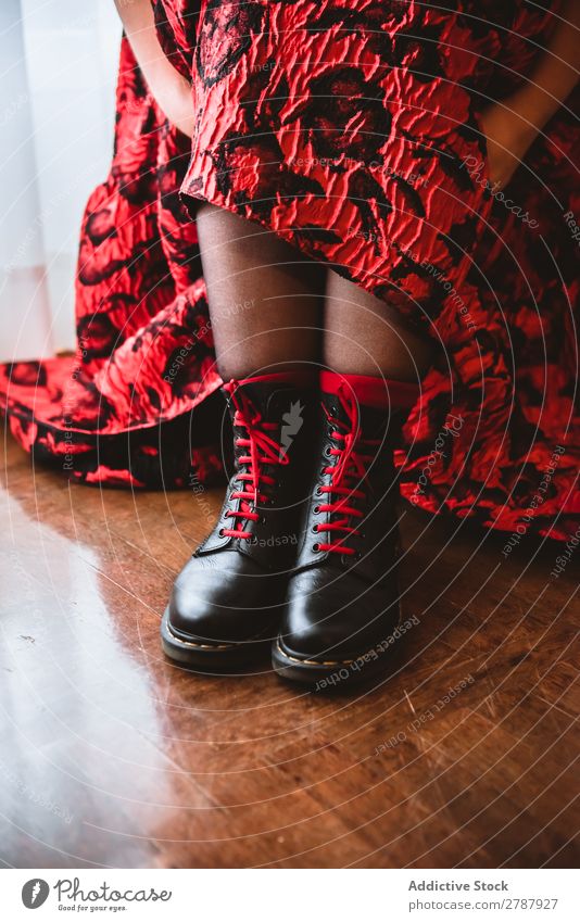 Frau in Kleid Schnürstiefeln Stiefel Schnürung Raum Vorhänge Etage Holz rot Dame Mode Model Stil schwarz Leder Glamour lässig altehrwürdig elegant Schuhe sitzen