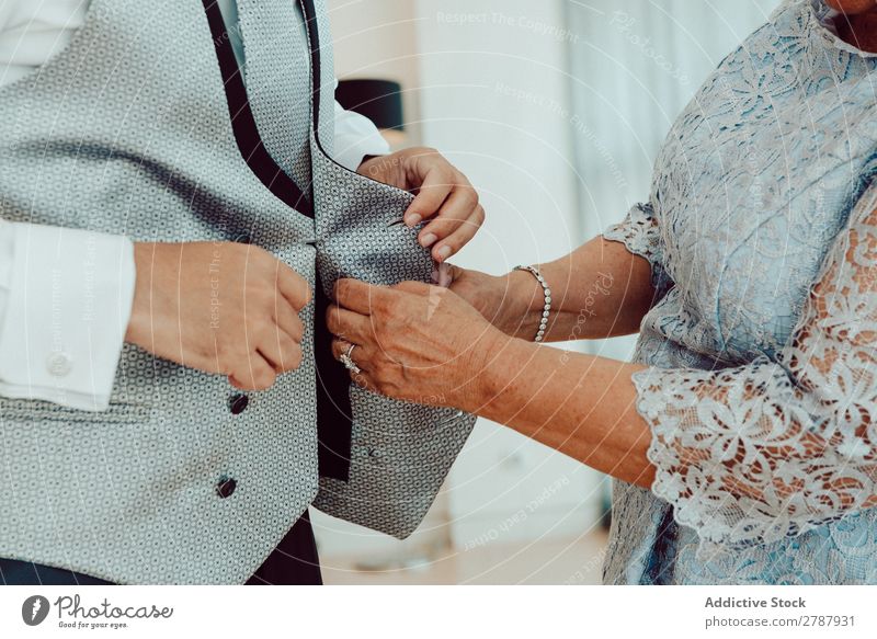 Frau knöpft Mann Weste zu Männerweste zuknöpfend Hilfsbereitschaft Hemd weiß formell trendy elegant Herr Stil Mode klassisch Anzug Bekleidung Krawatte Hochzeit