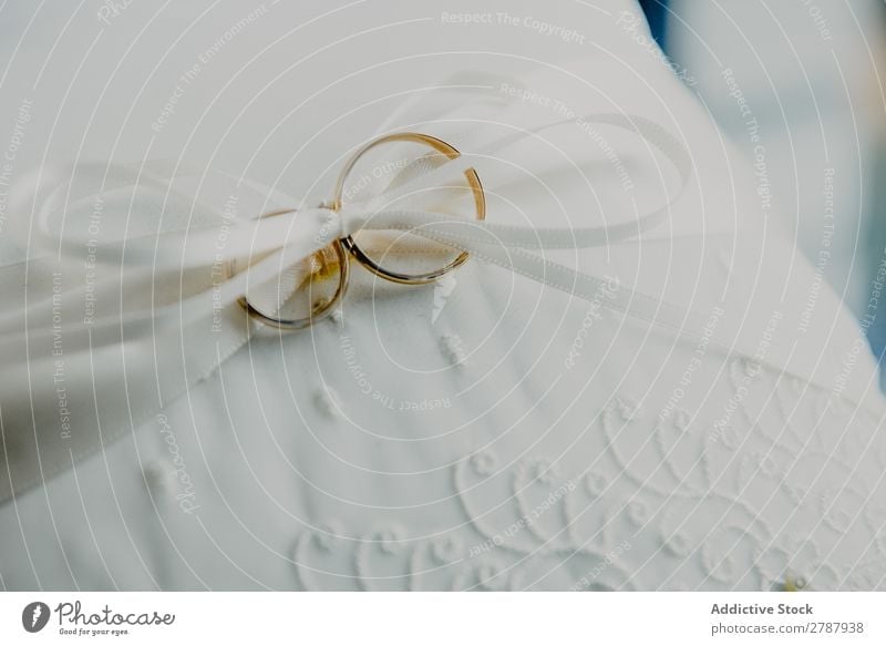 Goldene Eheringe auf weißem Textil Ring Hochzeit gold Material Schnur Liebe Symbole & Metaphern Engagement Feste & Feiern Zusammensein Tradition hochzeitlich
