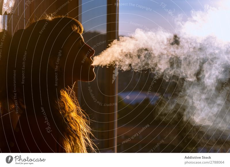 Junge Frau raucht am Fenster Rauchen flach geschlossene Augen Jugendliche Nacht Dame Abend heimwärts Haus ungesund schlechte Gewohnheit Sucht attraktiv Fürsorge