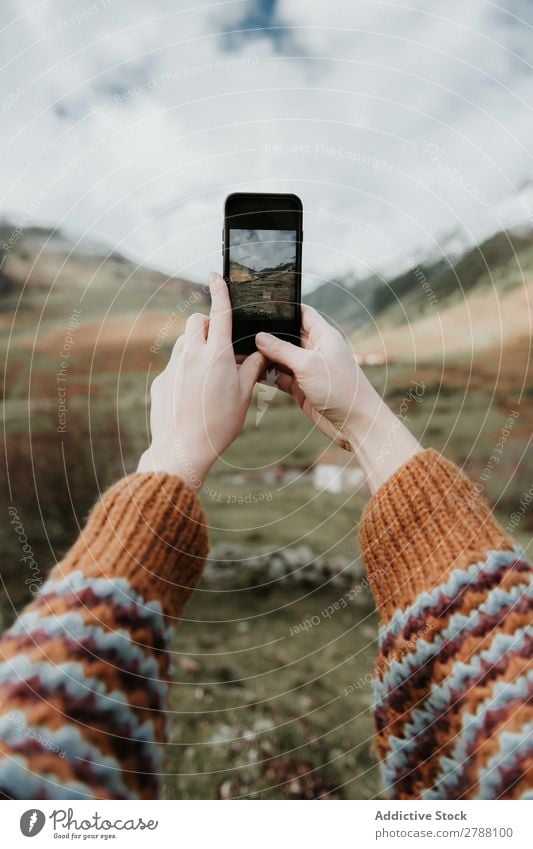 Frau fotografiert mit dem Smartphone das Tal mit hohen Hügeln bei bewölktem Wetter. PDA Wolken Pyrenäen Fotografie nehmen Dame Handy Schießen Berge u. Gebirge
