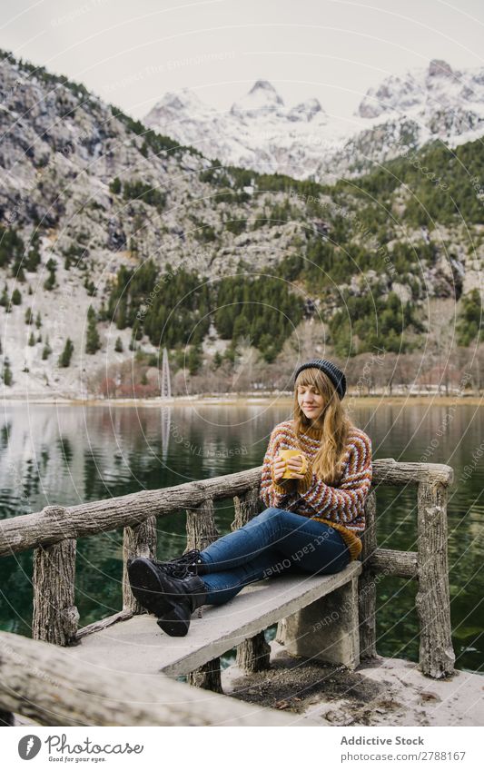 Frau auf Sitz in der Nähe des wunderschönen Sees zwischen den Hügeln im Schnee Pyrenäen wunderbar Wasser Oberfläche Berge u. Gebirge Dame Höhe Baum erstaunlich