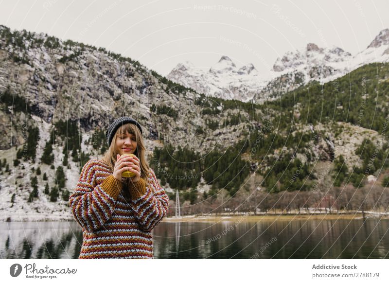Frau auf Sitz in der Nähe des wunderschönen Sees zwischen den Hügeln im Schnee Pyrenäen wunderbar Wasser Oberfläche Berge u. Gebirge Dame Höhe Baum erstaunlich
