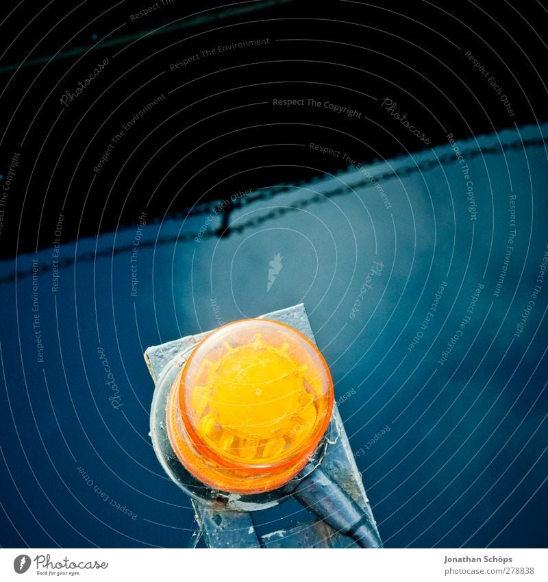 orange auf blau Hafen rund Alarm Lampe Leuchter leuchten Wasseroberfläche Reflexion & Spiegelung Kontrast Komplementärfarbe Sirene Signal Warnung Sicherheit