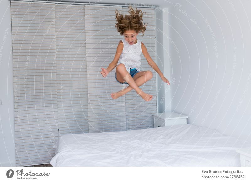 schönes Kind Mädchen springt auf Bett Lifestyle Freude Freizeit & Hobby Spielen Sommer Haus Schlafzimmer Mensch feminin Kleinkind Schwester