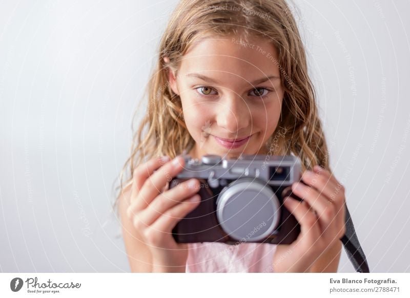 Porträt eines schönen Kindes mit einer Kamera Lifestyle Freude Glück Freizeit & Hobby Ferien & Urlaub & Reisen Ausflug Sommer Business Fotokamera