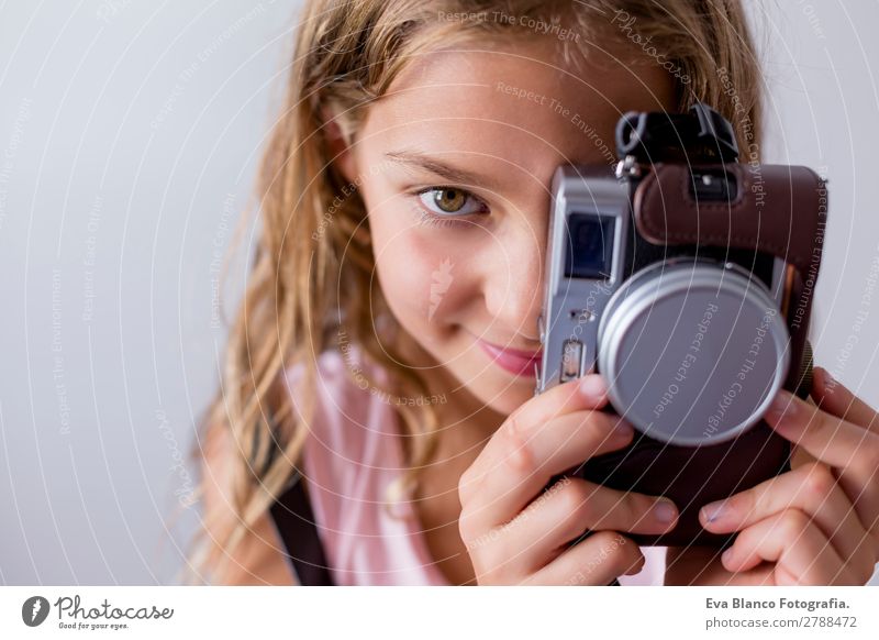 Porträt eines schönen Kindes mit einer Kamera Lifestyle Freude Freizeit & Hobby Ferien & Urlaub & Reisen Ausflug Sommer Business Fotokamera