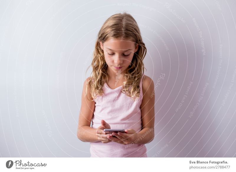 Porträt eines schönen Kindes mit dem Handy Lifestyle Freude Gesicht Spielen Haus Telefon PDA Bildschirm Technik & Technologie Internet Mensch feminin Kleinkind