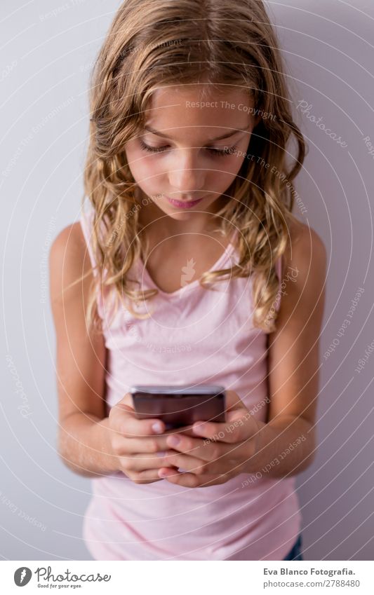 Porträt eines schönen Kindes mit dem Handy Lifestyle Freude Gesicht Freizeit & Hobby Spielen Wohnung Haus Telefon Bildschirm Technik & Technologie Internet