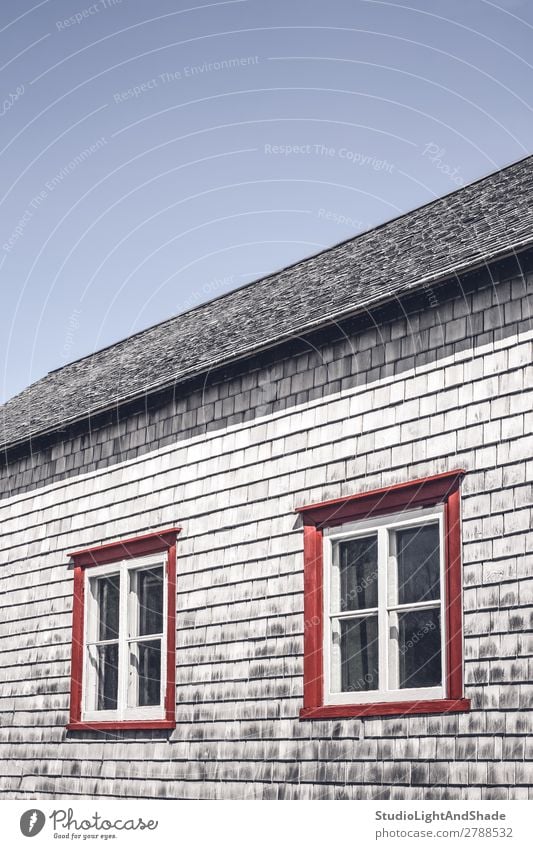 Fenster eines traditionellen rustikalen Hauses Landschaft Himmel Dorf Hütte Gebäude Architektur Holz alt verblüht historisch retro blau grau rot Farbe Tradition
