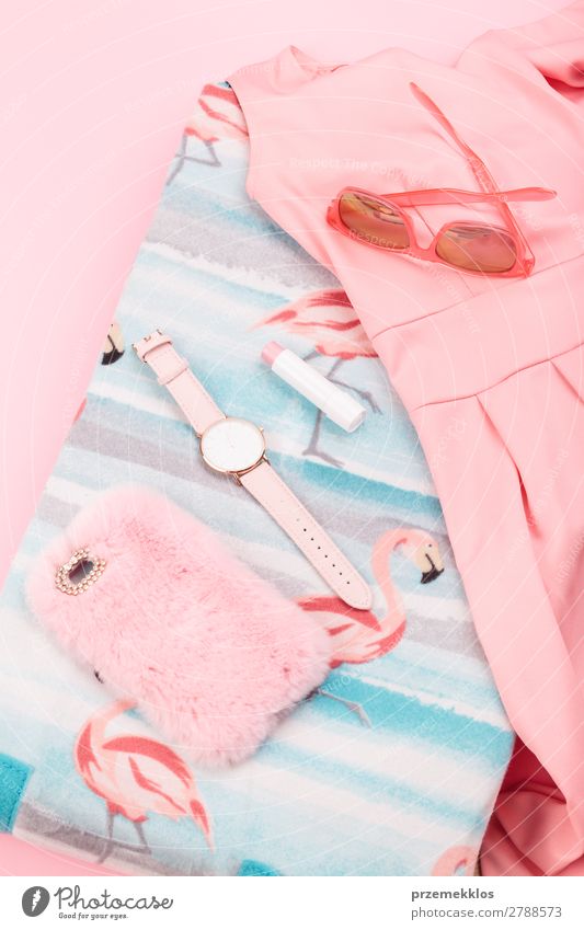 Rosa Kleid, Handy in rosa Tasche, Uhr auf rosa Hintergrund Lifestyle Stil Lippenstift Sommer Telefon Jugendliche Bekleidung Sonnenbrille beobachten fallen