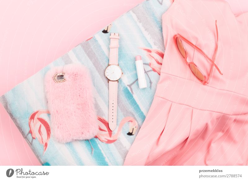 Rosa Kleid, Handy in rosa Tasche, Uhr auf rosa Hintergrund Lifestyle Stil Sommer Telefon Jugendliche Bekleidung Sonnenbrille beobachten fallen Coolness hell