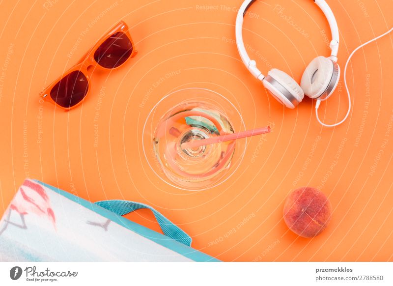 Sonnenbrille, Getränk, Kopfhörer, Pfirsich, orangefarbener Hintergrund Frucht Lifestyle Stil Sommer frisch Decke Lebensmittel sehr wenige Außenaufnahme