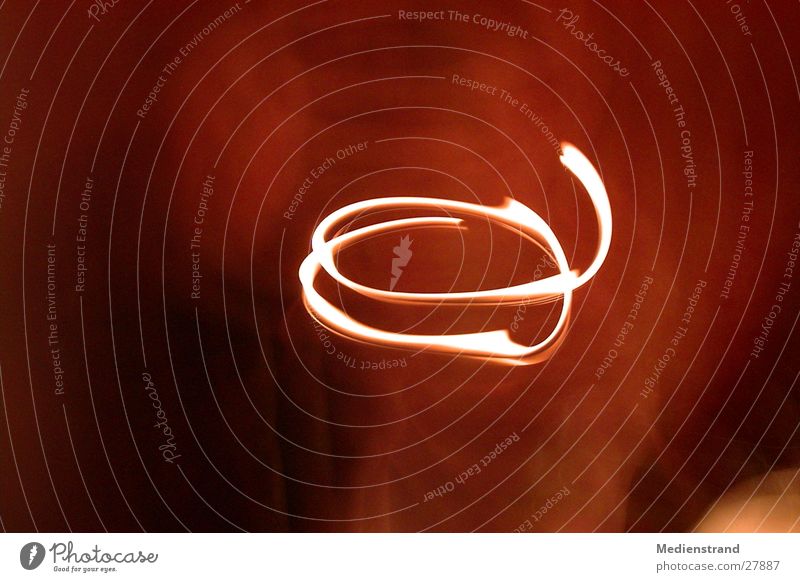 kreisendes Licht Feuerzeug Spirale Langzeitbelichtung Brand Bewegung Kreis