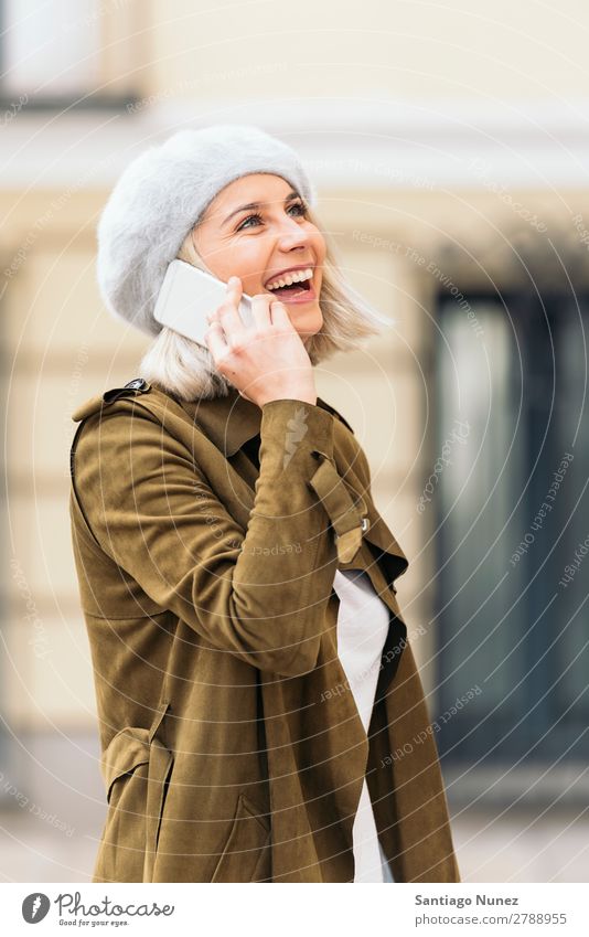 Porträt einer jungen Frau mit ihrem Handy. Jugendliche blond Glück Mädchen schön benutzend Mobile Telefon Mitteilung schreibend Außenaufnahme attraktiv Lächeln
