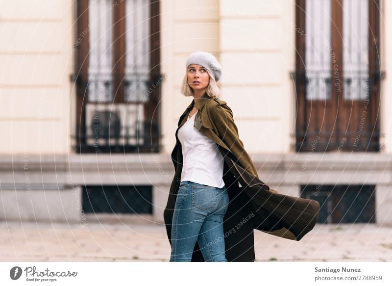 Porträt einer jungen Frau auf der Straße. Jugendliche blond Glück Mädchen hispanisch schön Lifestyle Außenaufnahme attraktiv Lächeln Erwachsene Gesicht Park