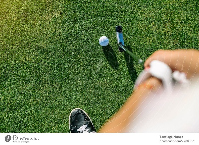 Eine Golfspielerin, die sich konzentriert. Spieler Frau Mädchen Reichtum Lifestyle Golfer Flugrichtung grün Club Jugendliche Nahaufnahme Hand Arme setzen Mensch