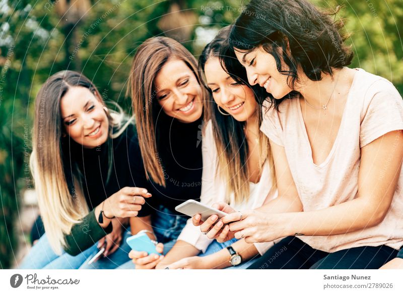 Große Gruppe von Freunden, die Mobiltelefone benutzen. Freundschaft Mobile Telefon PDA benutzend Menschengruppe Jugendliche Frau klug Technik & Technologie