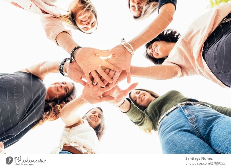Freunde mit gemeinsamen Händen. Erwachsene Amerikaner lässig Kaukasier Nahaufnahme Freundschaft Lächeln Glück Mensch Entwurf 6 Menschengruppe Hand Idee