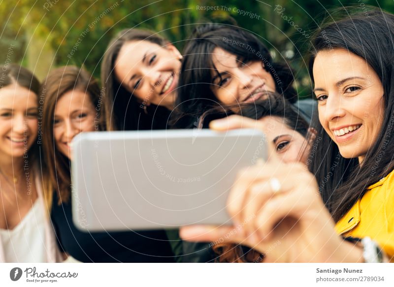Lustige Mädchen, die mit einem Smartphone Fotos machen. Selfie nehmen Freundschaft Freude Menschengruppe Frau Glück Lächeln schön Sommer Jugendliche Lifestyle