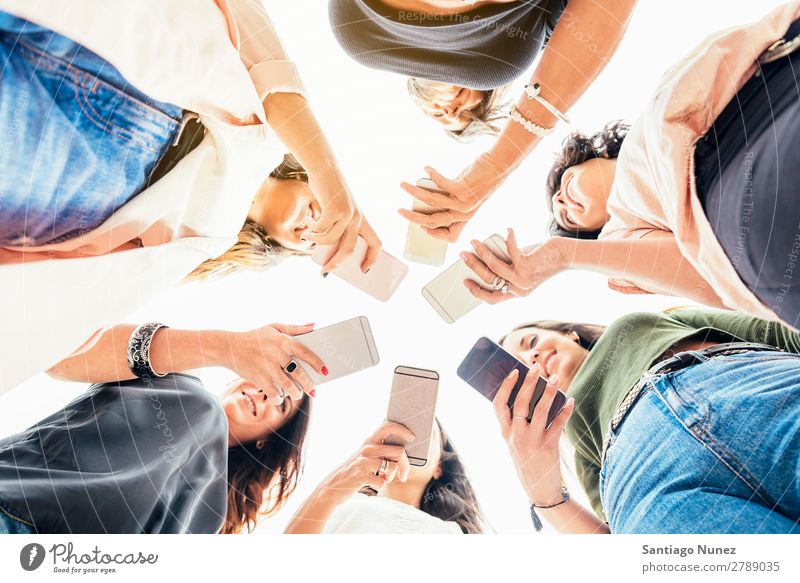 Große Gruppe von Freunden, die Mobiltelefone benutzen. Freundschaft Mobile Telefon PDA benutzend Menschengruppe Jugendliche Frau klug Technik & Technologie