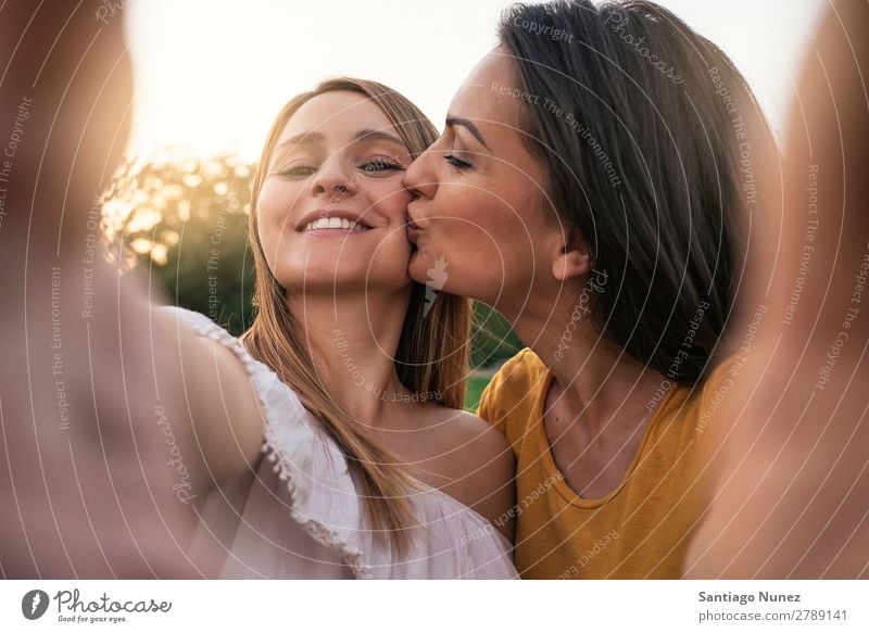 Schöne Frauen, die Spaß im Park haben. Freundschaft Jugendliche Küssen Glück Sommer Mensch Freude Fotografie Selfie Selbstportrait nehmen Spielen Musik