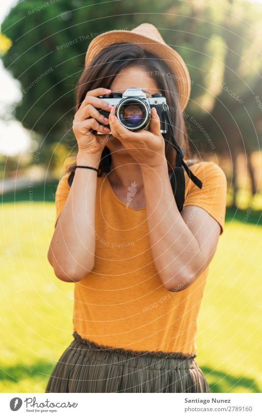 Junge Frau, die eine Kamera benutzt, um ein Foto zu machen. Fotograf Fotografie Fotokamera Jugendliche Mädchen digital weiß Freizeit & Hobby 1 nehmen analog