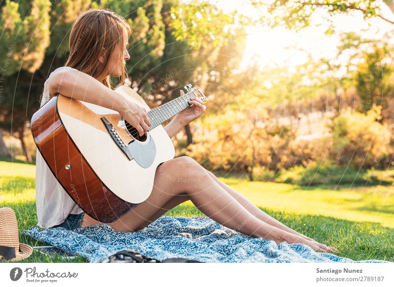 Schöne Frau, die Gitarre spielt. Picknick Jugendliche Gitarrenspieler Park Glück Sommer Mensch Freude Spielen Musik Erwachsene Mädchen hübsch Porträt