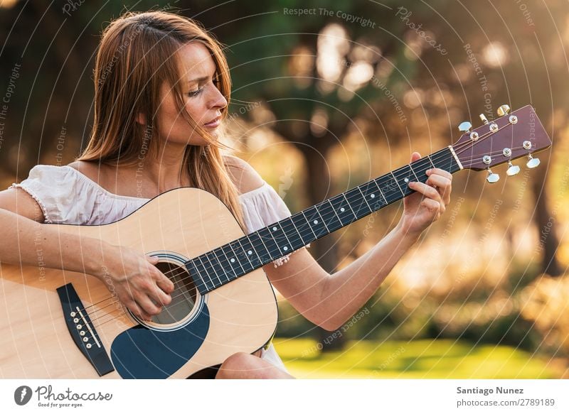 Schöne Frau, die Gitarre spielt. Picknick Jugendliche Gitarrenspieler Park Glück Sommer Mensch Freude Spielen Musik Erwachsene Mädchen hübsch Freundlichkeit
