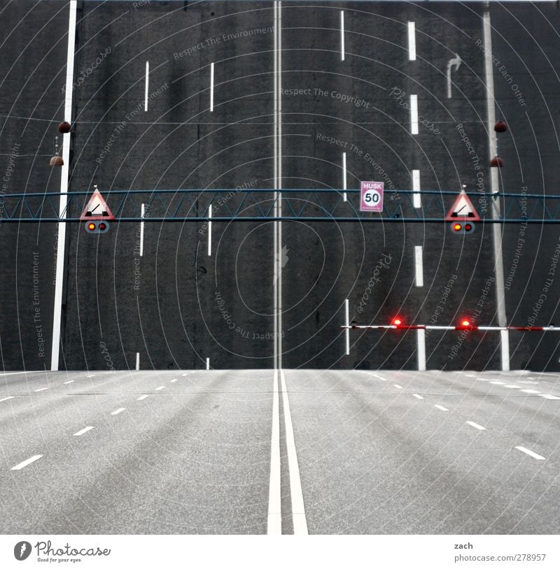 Himmelfahrt Kopenhagen Dänemark Stadt Menschenleer Brücke Verkehr Verkehrswege Autofahren Verkehrszeichen Verkehrsschild Zugbrücke Beton Zeichen