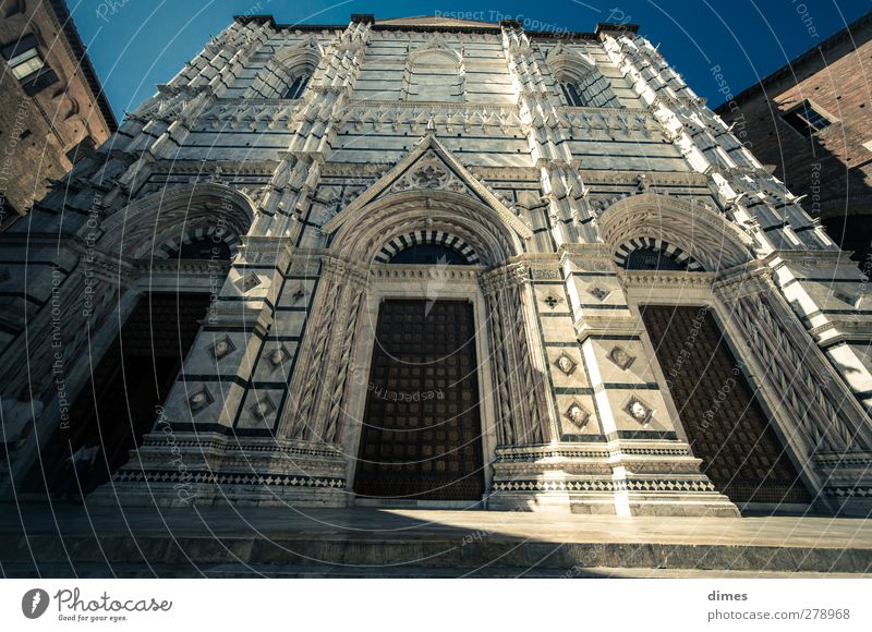 Der Dom in Siena (Italien) Mauer Wand Tür Sehenswürdigkeit historisch Farbfoto Außenaufnahme Menschenleer Textfreiraum links Textfreiraum oben Licht Schatten