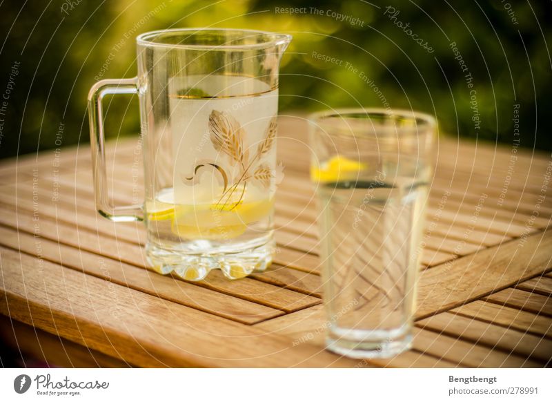 Erfrischung gefällig? Getränk Erfrischungsgetränk Glas Pitcher elegant glänzend Farbfoto Außenaufnahme Menschenleer Tag Schwache Tiefenschärfe