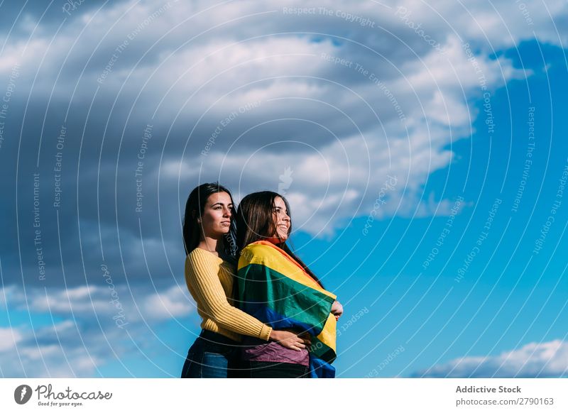 Junges Mädchenpaar mit schwuler Flagge tausendjährig Symbole & Metaphern Gefühle Partnerschaft Zuneigung bisexuell Zeitpunkt Homosexualität Freude Liebe