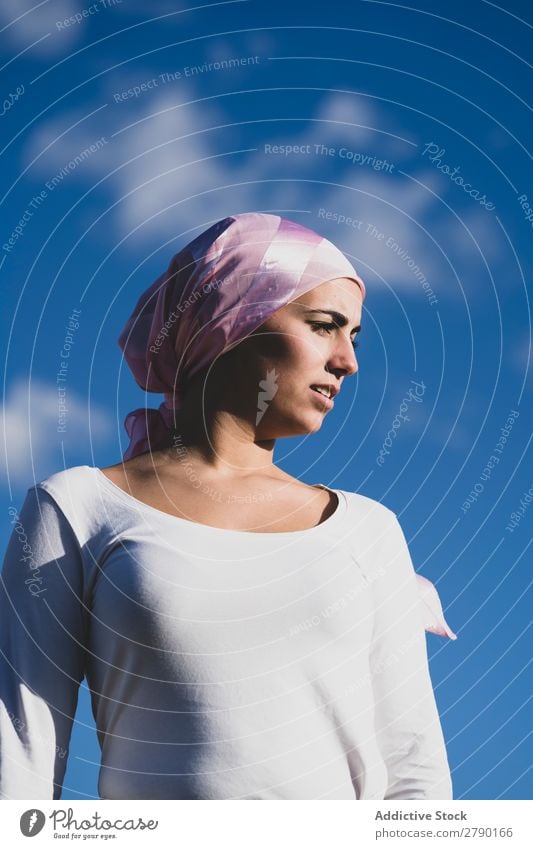 Junge schöne Frau mit Krebs-Kopftuch Erkenntnis Krankheit selbstbewußt stehen Überlebender Foulard Erwachsene Kämpfer Kampagne rosa Erholung Frauenbrust Patient