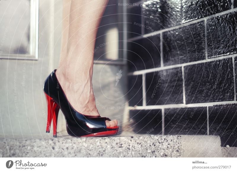 Die Hochhackigen hochhackig High Heels Damenschuhe Pfennigabsätze elegant feminin Beine Fuß Schuhe rot schwarz Schuhabsatz Zehen rot-schwarz Highheels Absatz