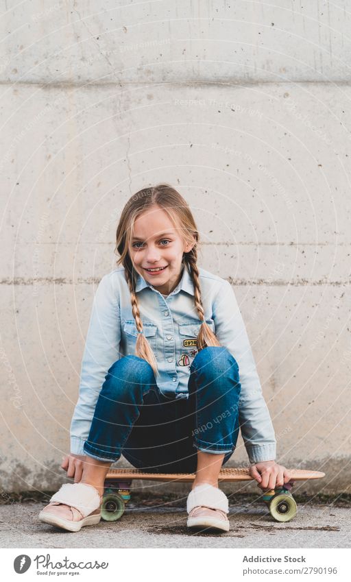 Kind posiert mit Skateboard Spielen modern Freizeit & Hobby Jugendliche Freude Mädchen Straße Stadt Fröhlichkeit Schlittschuhe Brillenträger