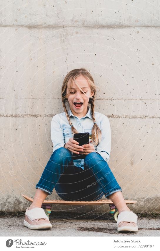 Kind mit Handy und Skate Bildschirm Halt Technik & Technologie Außenaufnahme Spielen digital Tablet Computer Freizeit & Hobby Gerät benutzend Freude lässig