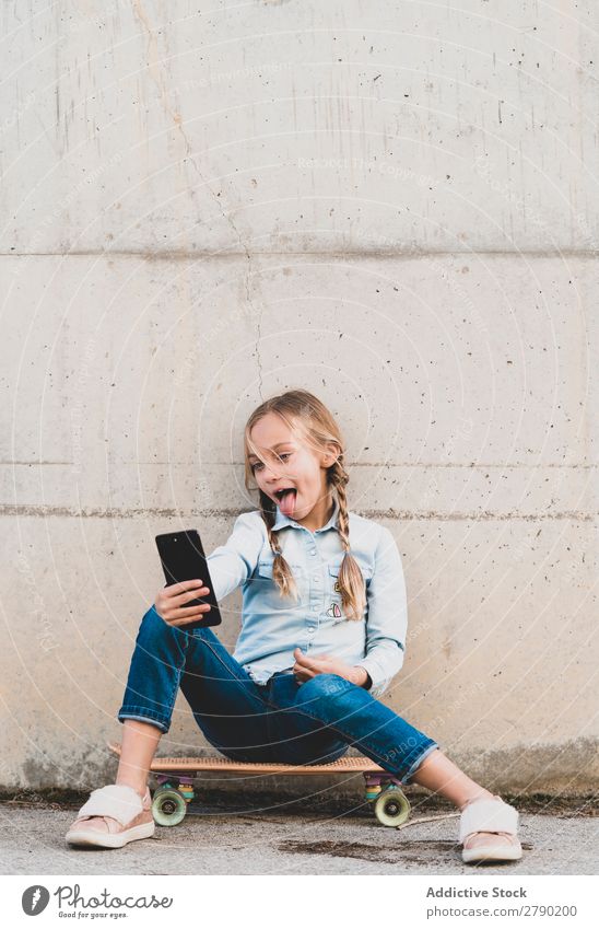 Kind mit Handy und Skate Bildschirm Halt Technik & Technologie Außenaufnahme Spielen digital Tablet Computer Freizeit & Hobby Gerät benutzend Freude lässig