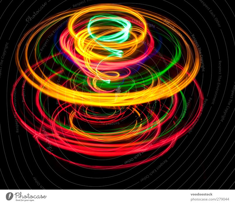 Kreiselnde Lichtkuppel Spirale spinnen hell gelb grün rot schwarz Farbe Spur kreisen farbenfroh glühend auffallend Bewegungsunschärfe Drehung rotieren rotierend